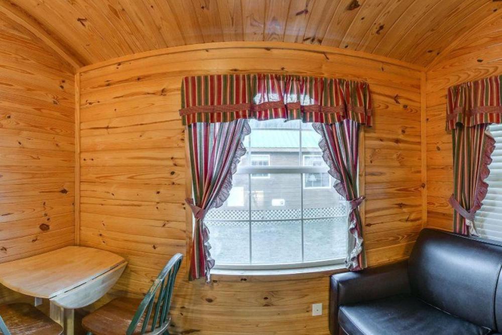 Cabin - Sleeps 2, Pet Friendly interior